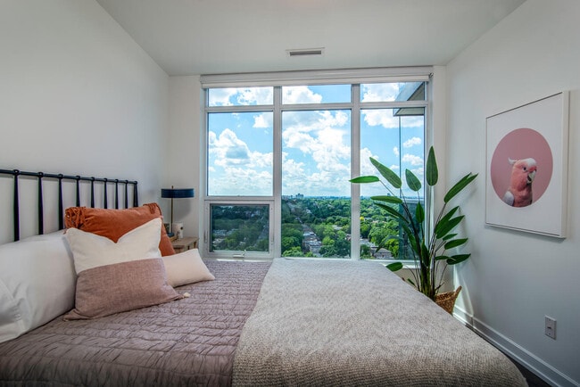 Building Photo - E18HTEEN