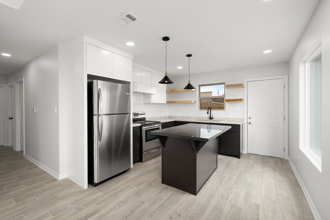Building Photo - 3300 Fuerte Ave