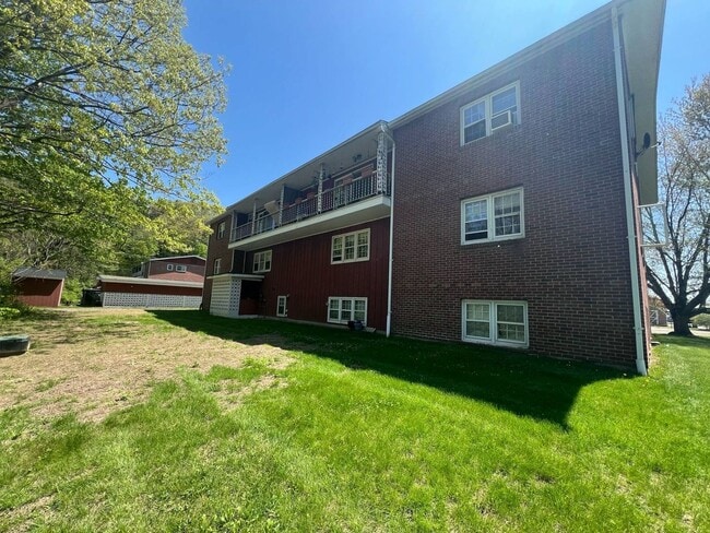 Interior Photo - 382-384 River St