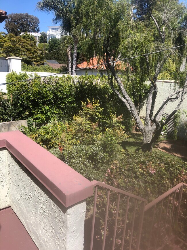Back balcony, yard - 556 Radcliffe Ave