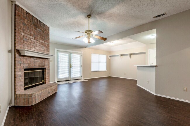 Building Photo - Adorable 3-2-2 in Cedar Hill!