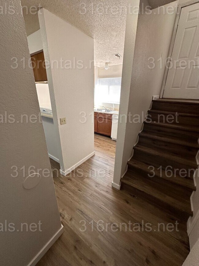 Building Photo - $895 - 2 bed 1.5 bath beautiful bi-level a...