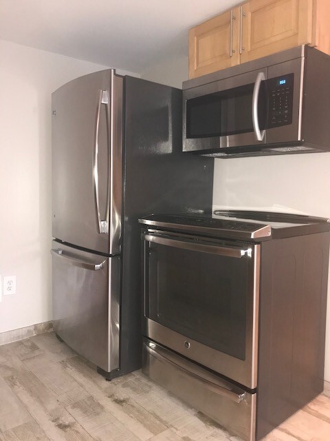 Stainless steel kitchen appliances - 5934 Elwood St