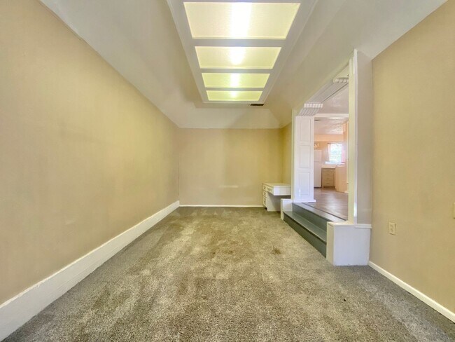 Foto del edificio - Great 3 bed 1 bath near 50th and slide now...
