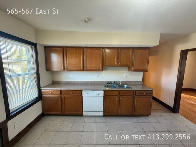 Foto del edificio - 565-567-567 East St