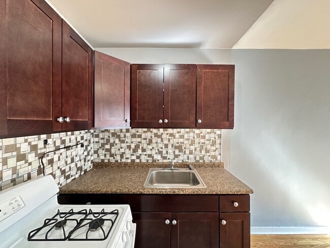 Building Photo - 5679 N Ridge Ave