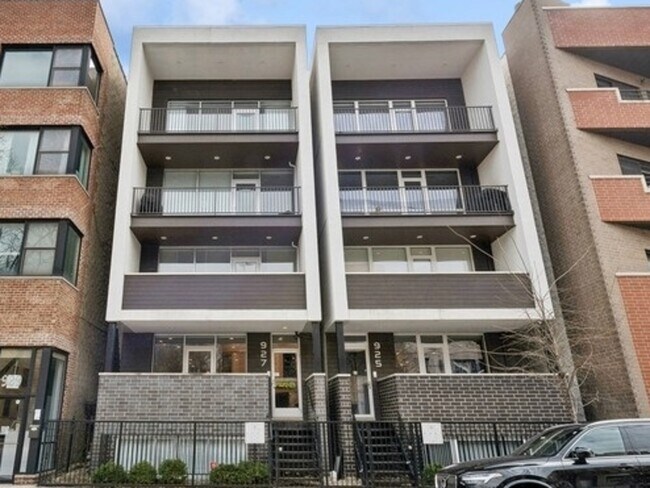 Building Photo - 927 N Damen Ave