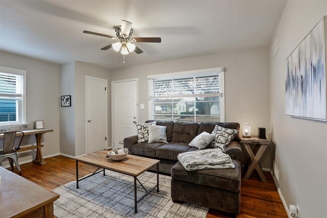 Cozy living room - 903 N Gregory St