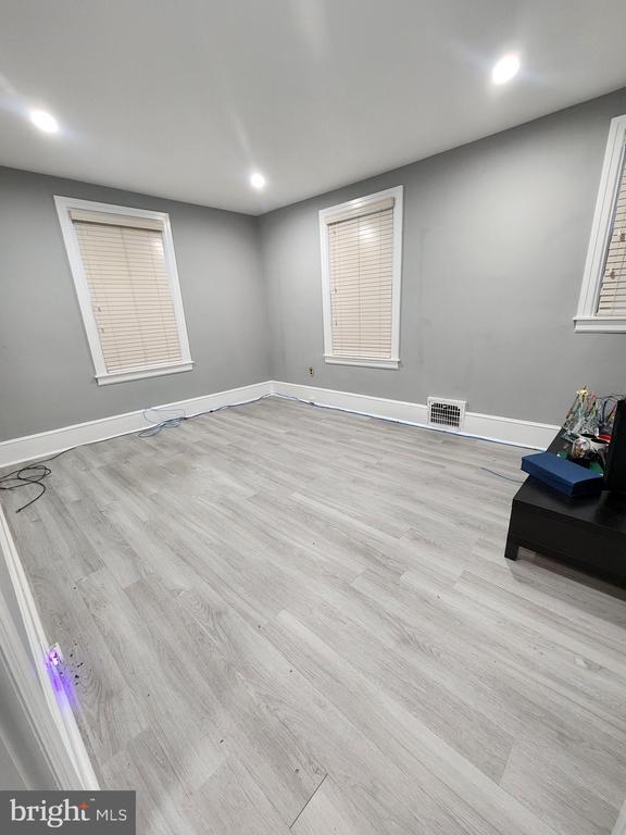 Foto del edificio - 80 E Main St