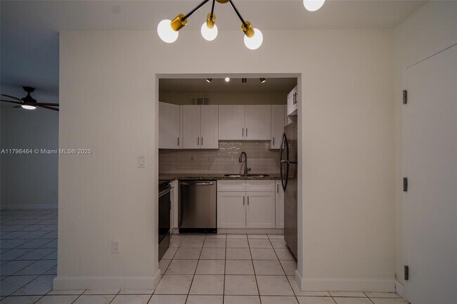 Building Photo - 10357 N Kendall Dr