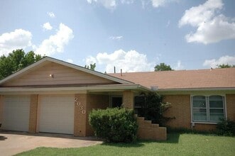 Building Photo - 2030 Encino Cir