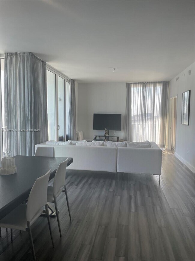 Foto del edificio - 601 NE 27th St