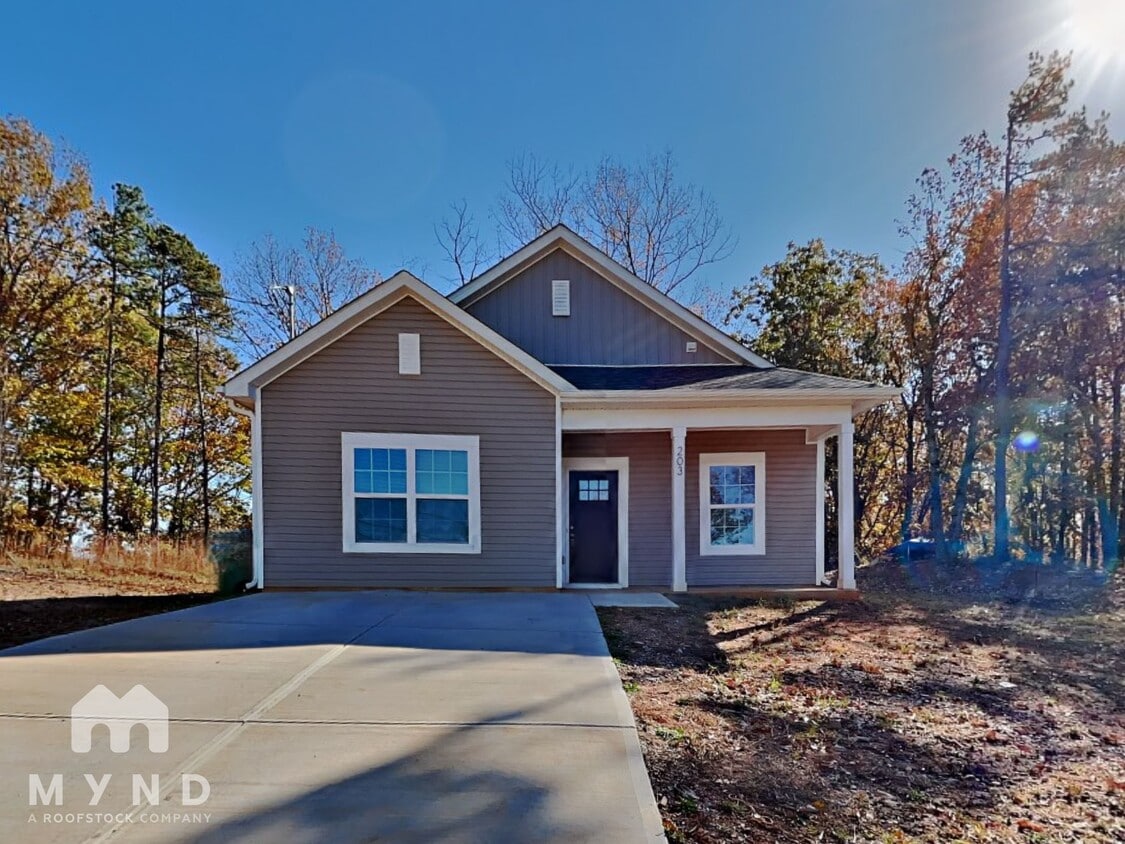 Primary Photo - 203 S Skyland Dr