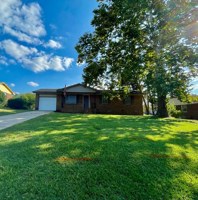 Building Photo - 3 bed, 1 and a half bath nest in Fayetteville