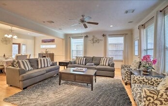 Building Photo - 1006 Rochow St