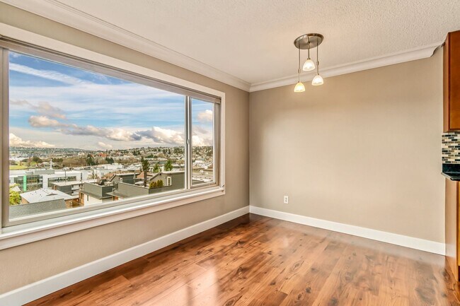 Foto del edificio - 1 Bedroom Eastlake Condo with parking and ...