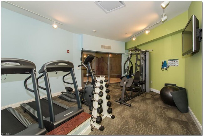 Foto del edificio - 16800 Van Aken Blvd