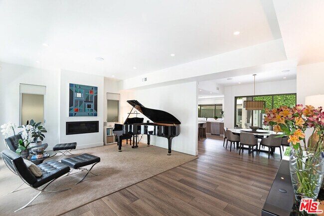 Foto del edificio - 9010 Ashcroft Ave