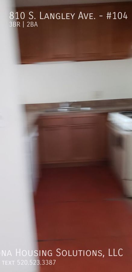 Building Photo - 810 S Langley Ave