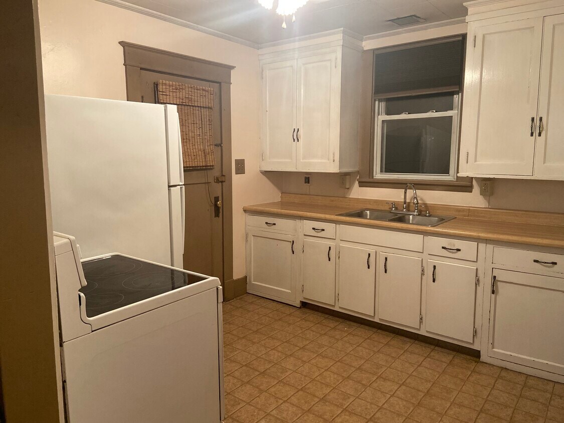 Kitchen - 602 Sellers Ave