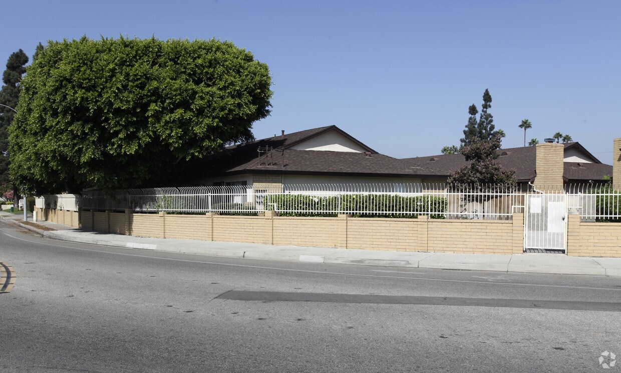Building Photo - Wilshire Crest Apartments