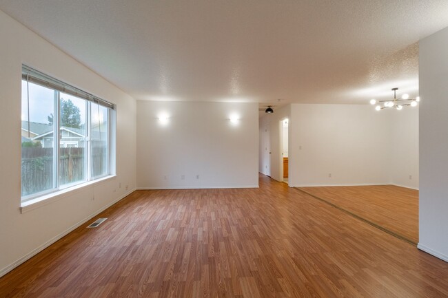 Foto del edificio - Beautiful 3 Bed 2.5  one level Townhome wi...
