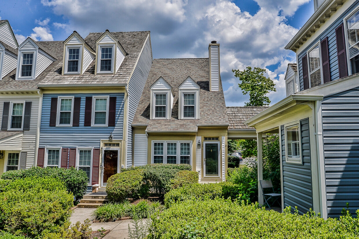 EXTERIOR DE PAN DE JENGIBRE - 12817 Mill Brook Ct