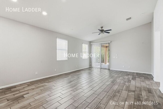 Foto del edificio - 3234 E Dogwood Pl