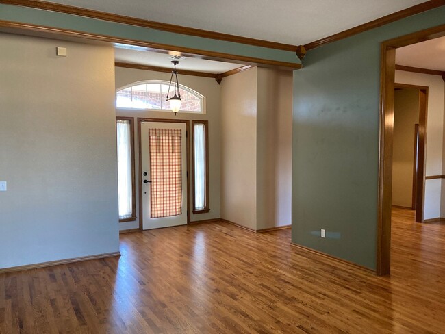 Building Photo - Gorgeous & Spacious 3 Bedroom Owasso Home-...