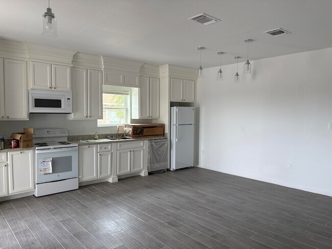 Foto del edificio - 311 Rosalinda Dr