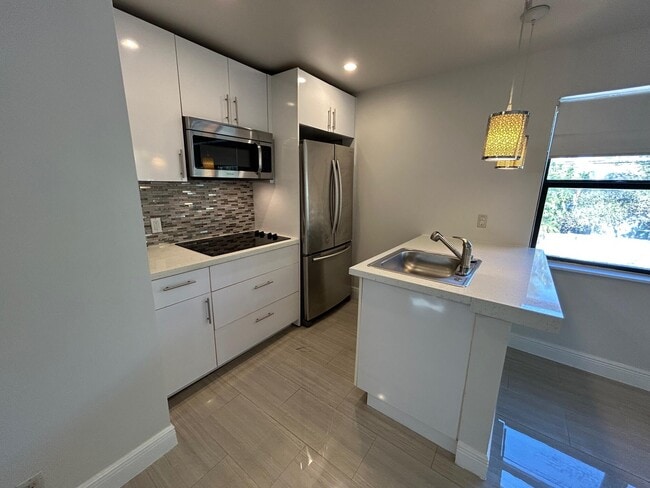 Building Photo - 112 NE 5th St