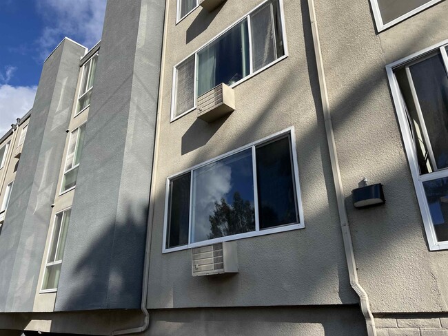 Building Photo - 4860 Rolando Ct