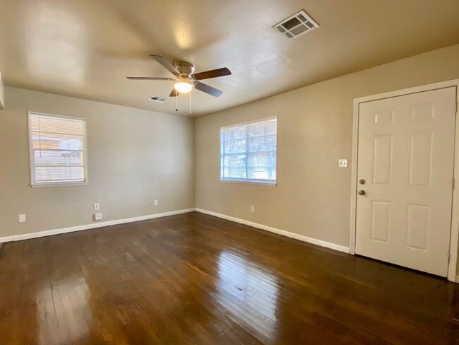Building Photo - Cute Updated 2 bed 1 bath located in Bethany!