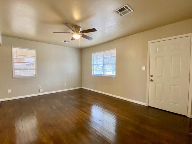 Foto del edificio - Cute Updated 2 bed 1 bath located in Bethany!