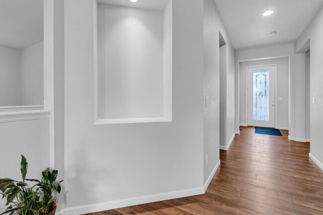 Foto del edificio - Beautiful low-maintenance ranch home with turf in front and back!