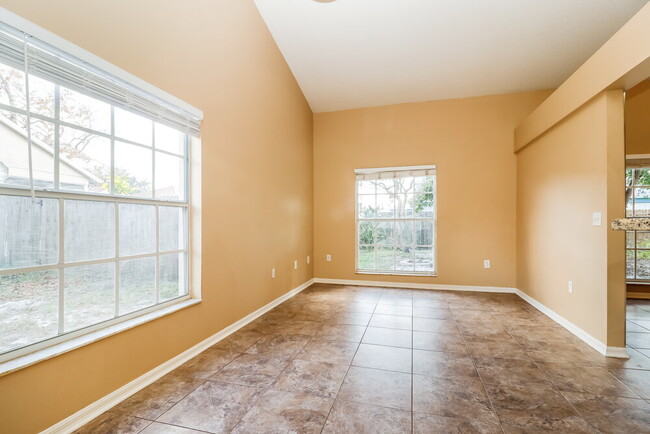 Building Photo - 10244 Rainbow Oaks Dr