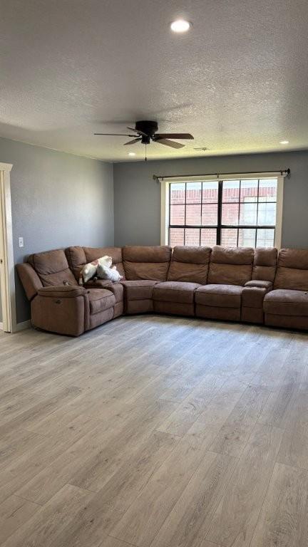 Foto del edificio - 619 E 1st St