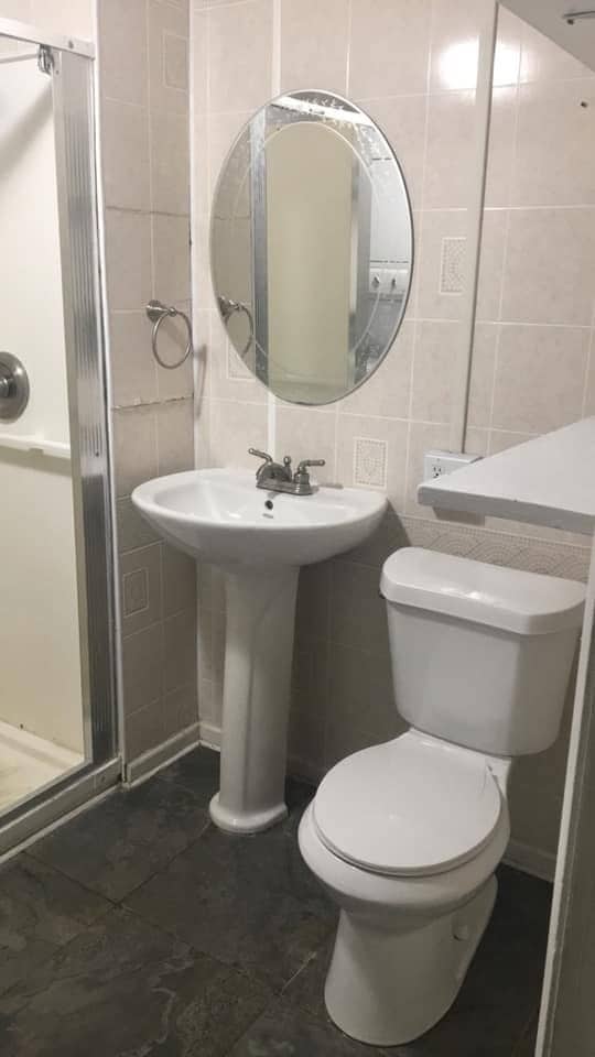 Walk in shower only - 32 Eagle St