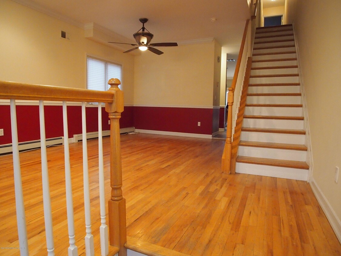 Primary Photo - 216 Sneden Ave