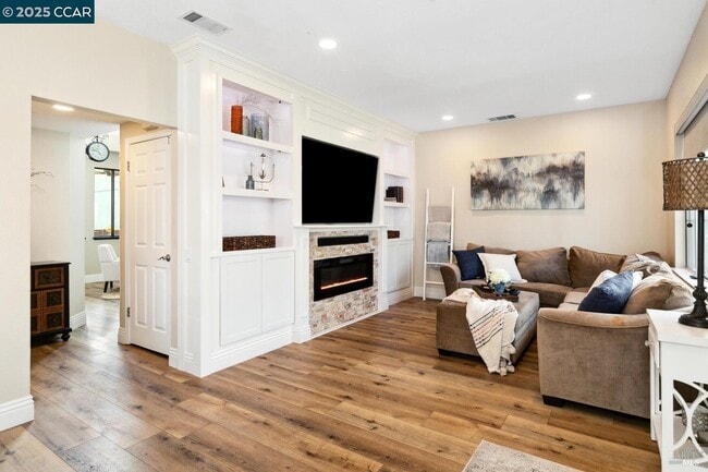 Building Photo - 342 Chaucer Dr