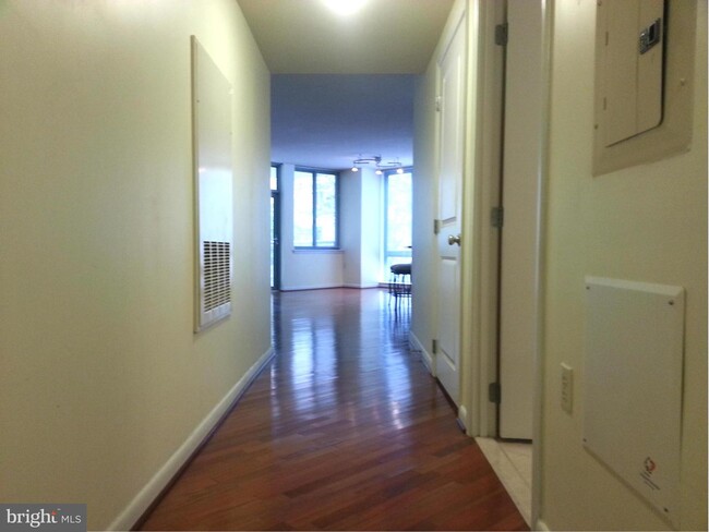 Building Photo - 851 N Glebe Rd