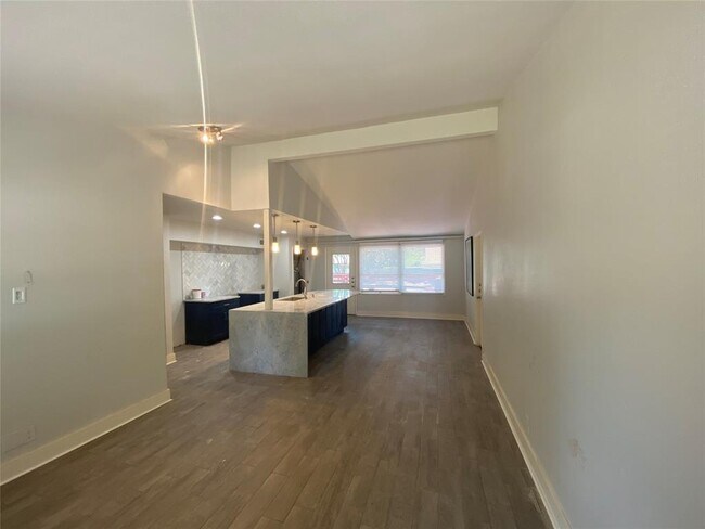 Building Photo - 819 Loganwood Ave