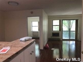 Foto del edificio - 71-37 Park Ave