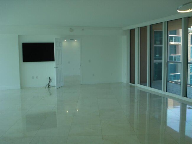 Foto del edificio - 3370 NE 190th St