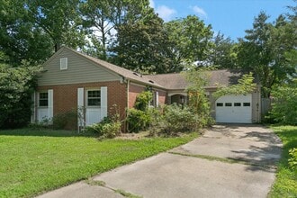 Building Photo - 700 Pelham Dr