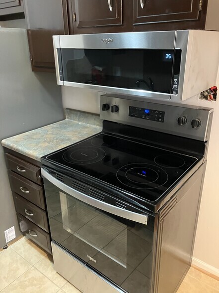 Building Photo - 4419-4425 Lela Ave NE