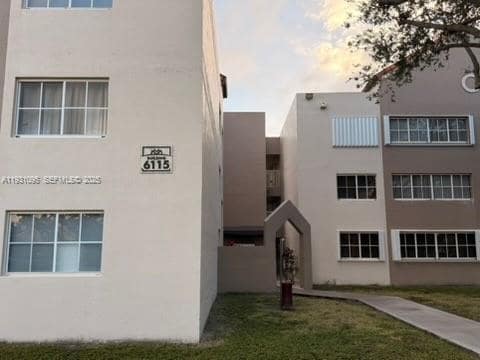 Foto del edificio - 6115 NW 186th St