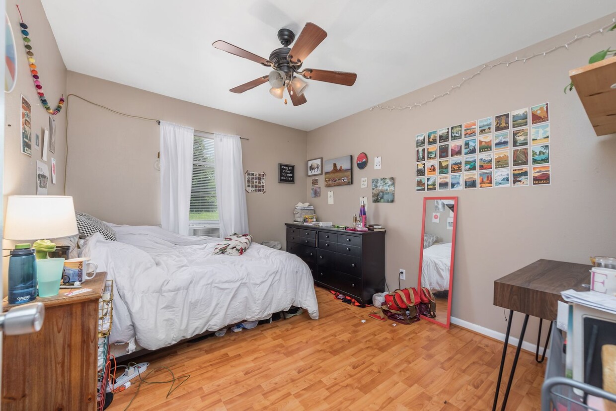 Foto principal - August 2025 Pre-Lease! Beautiful 3 Bed, 2 ...
