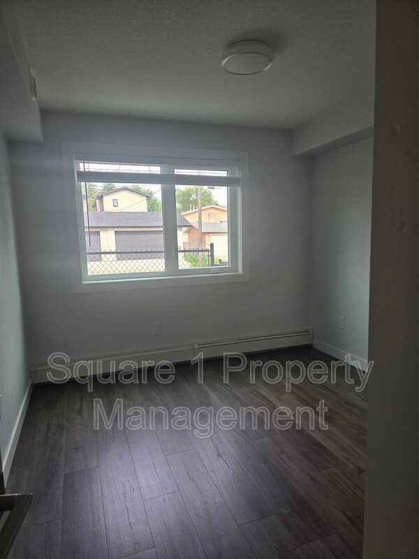 Photo du bâtiment - 11123 Groat Rd NW