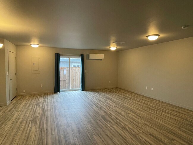 Foto del edificio - MOVE IN READY!